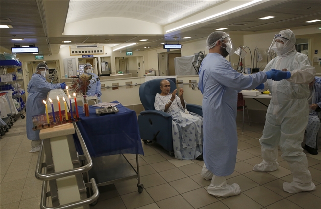   Medical staff workers light Hanukkah candles, COVID-19Tel Aviv v Hospital December 2020