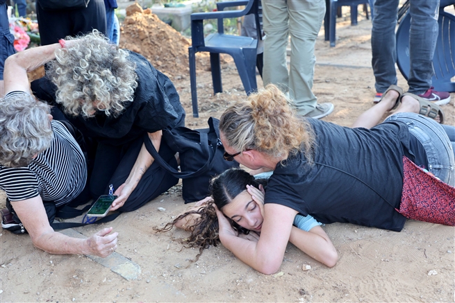 Funeral under rocket attack in central Israe October 2023
